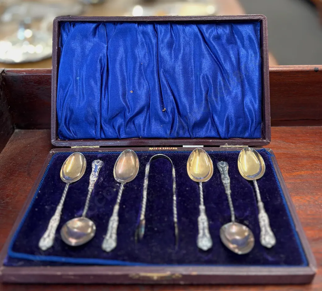 Cased Sterling Silver Teaspoons and Sugar Tongs TW51gms Image 1++