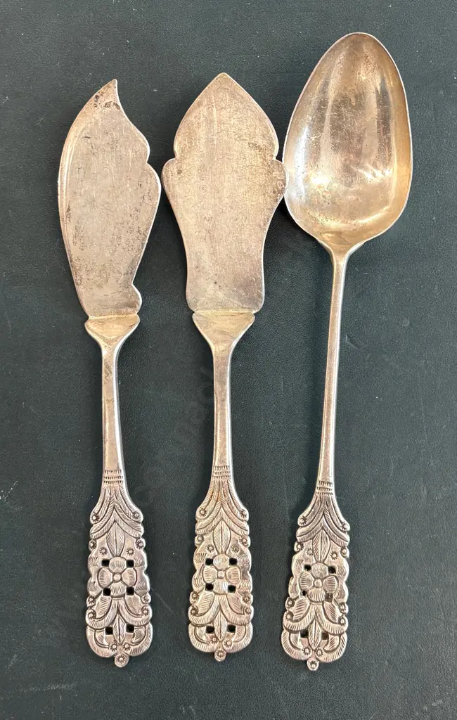 Peruvian Sterling Silver .925 Floral Pattern Serving Spoon & Two Cake Slices TW403gms Image 1++