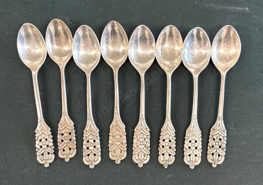 Peruvian Sterling Silver .925 Floral Pattern Set of Eight Teaspoons TW141gms Image 1++