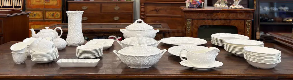 Coalport Countryware Eight Place Setting with Tureens, Serving Dishes and Vase (AF hairline Tureen Handle) Image 1++