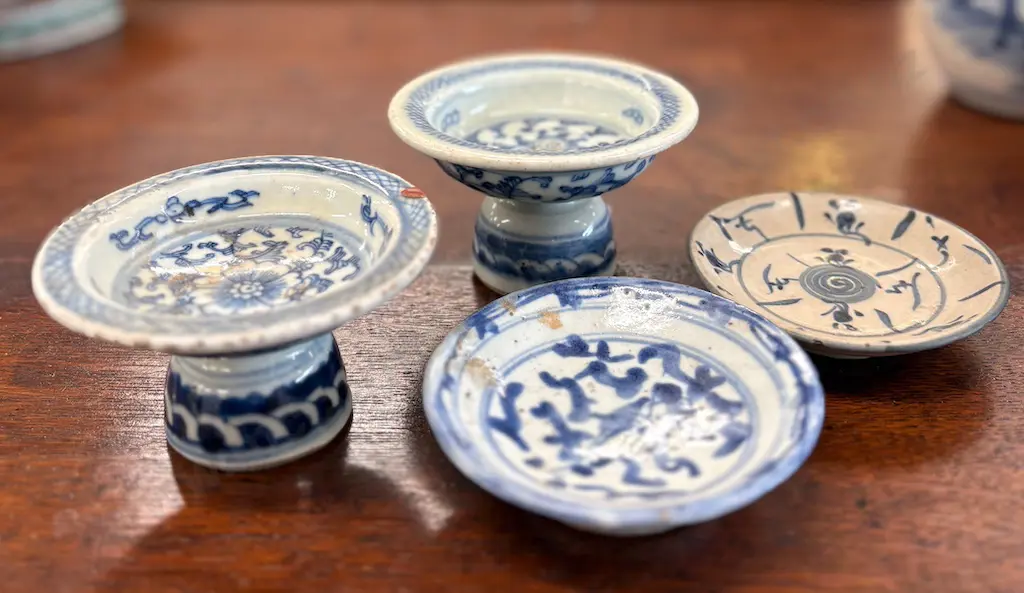Two Chinese blue and white Stem Bowls, H5xd10cm and 2 small blue and white dishes,  Image 1++