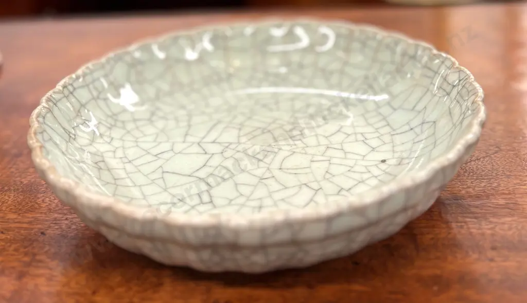 Chinese Celadon Crackle Glaze scalloped edged Bowl, Dia20cm Image 1++