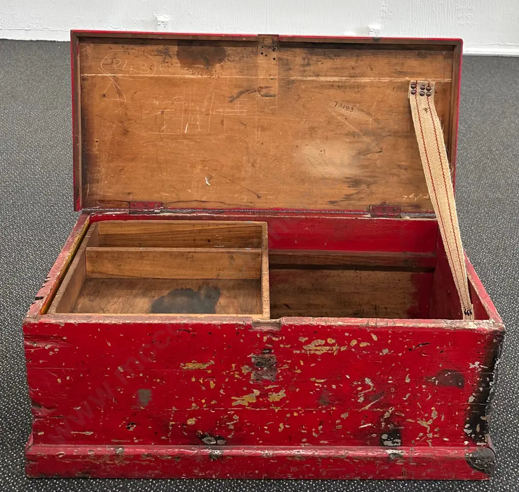 Red Painted two handled lidded Chest, L80xW38xH32cm Image 1++