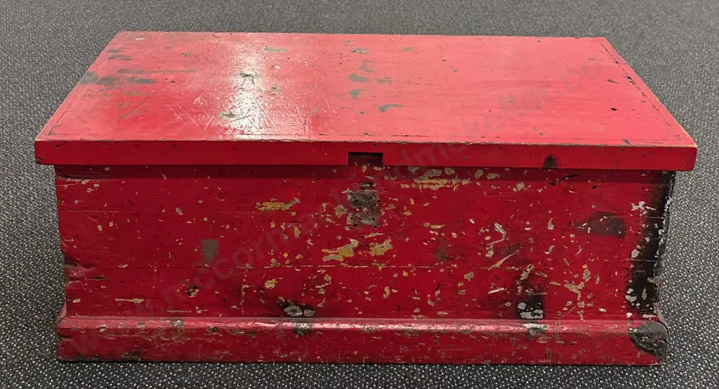 Red Painted two handled lidded Chest, L80xW38xH32cm Image 1++