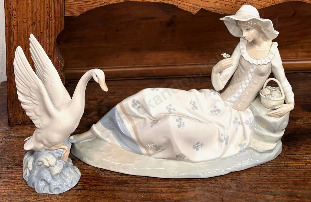 Nao Reclining Lady, H35xW20cm and Nao Bird, H18cm Image 1++