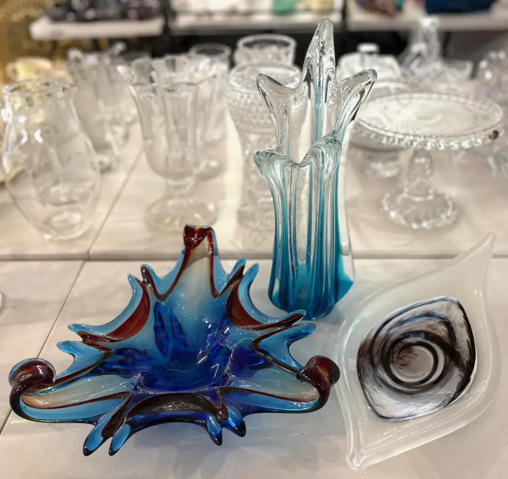 Three pieces of decorative Art Glass Image 1++