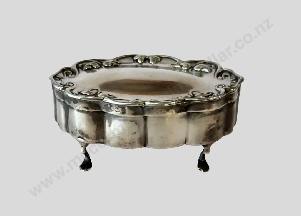 Sterling Silver footed Trinket Box, Birmingham 1909, TW 89.2gms (incl liner) Image 1++