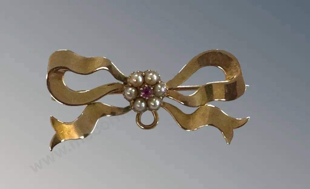 15ct Gold Seed Pearl and Ruby Bar Brooch with 9ct Pin, TW4.4gms Image 1++