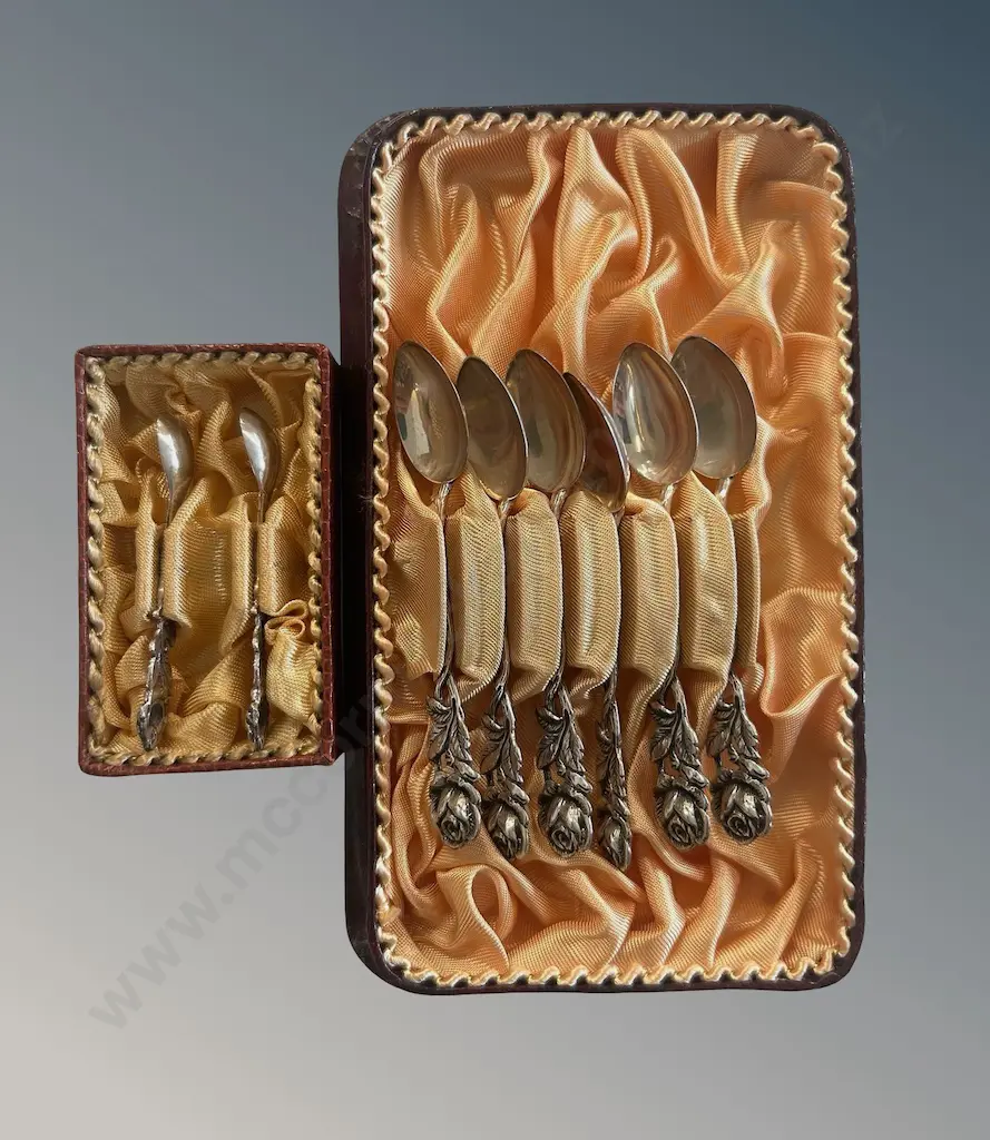 Cased set of Six Rose Pattern Sterling Silver Teaspoons and cased set of Two Mustard Spoons, TW50gms Image 1++