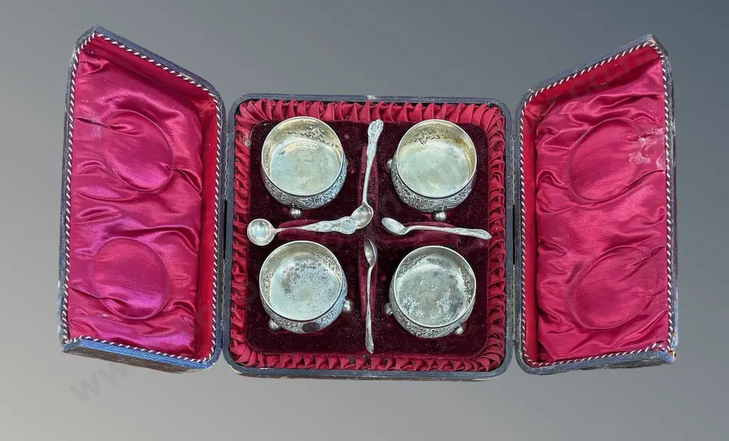 Leather Cased Velvet Lined Set of Four Silver Plate Open Salts and Spoons Image 1++