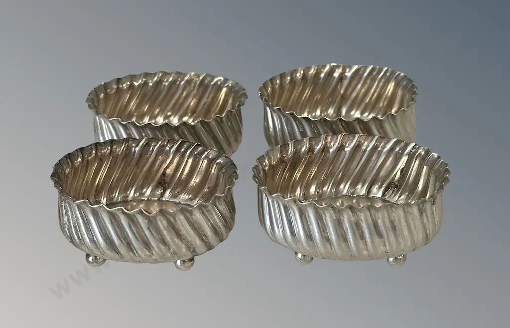 4 Sterling Silver Footed pots, TW116gms Image 1++