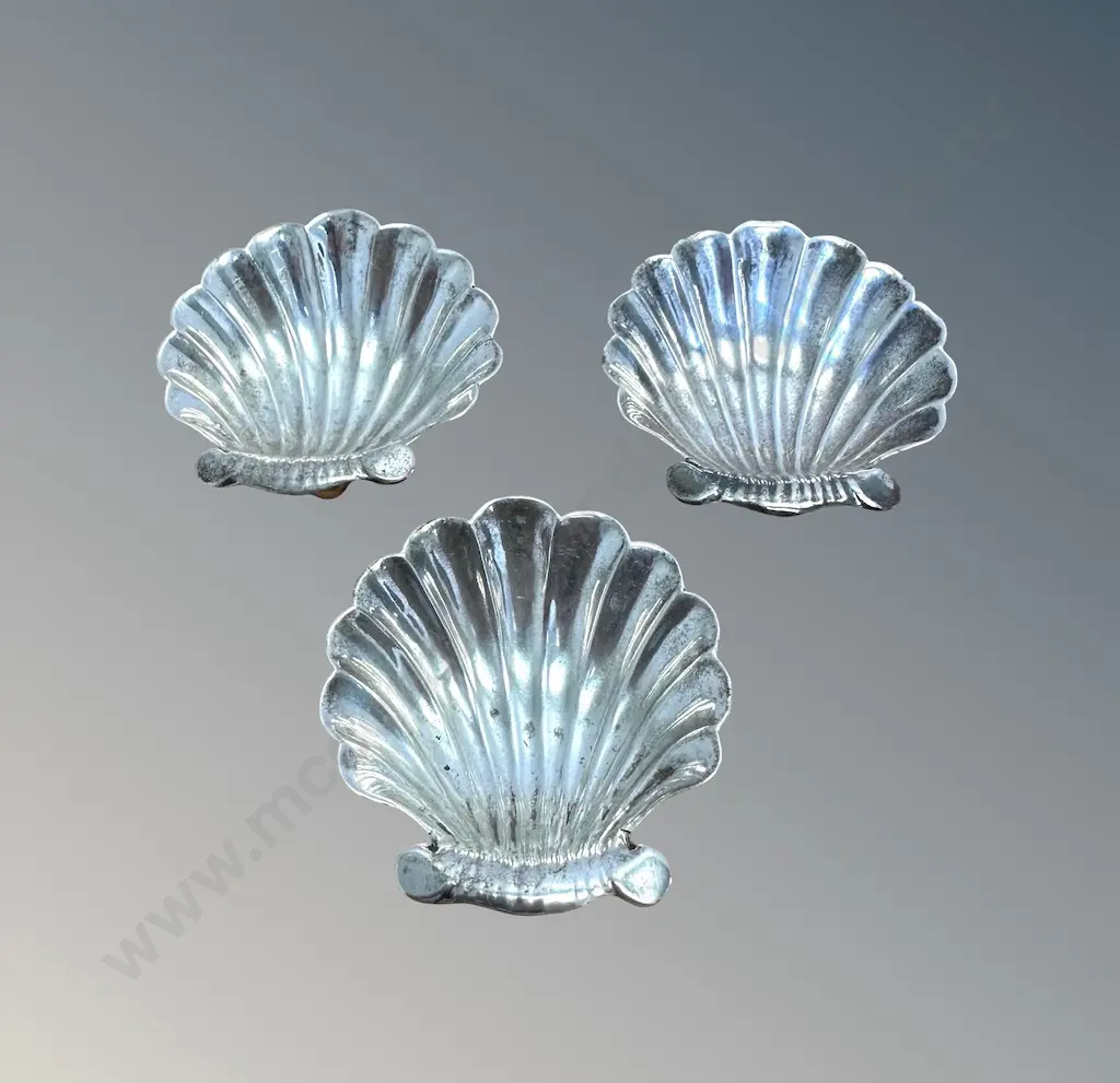 Set of Three Sterling Silver Miniature Footed Scallop Dishes, TW29gms Image 1++