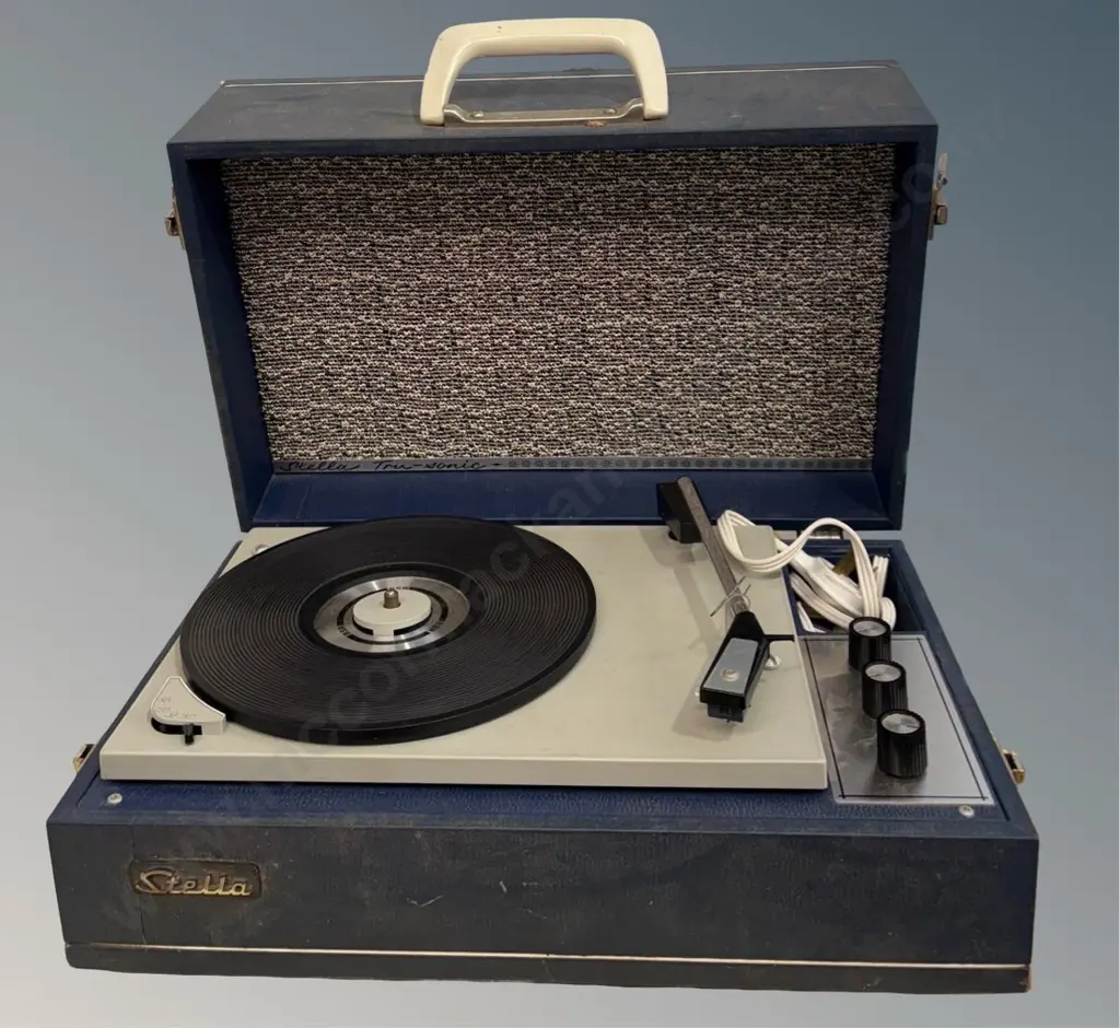 Stella Portable Record Player in Blue Image 1++