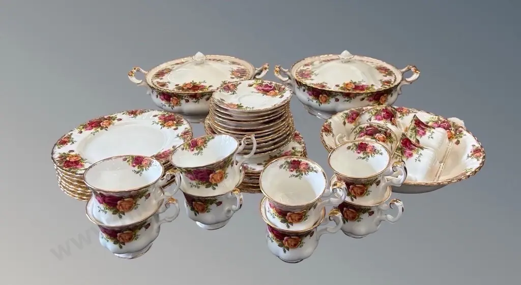 Royal Albert 'Old Country Roses' - Cups, Saucers, Side Plates, Lidded Vegetable Dishes, Bowl - 42 pieces Image 1++