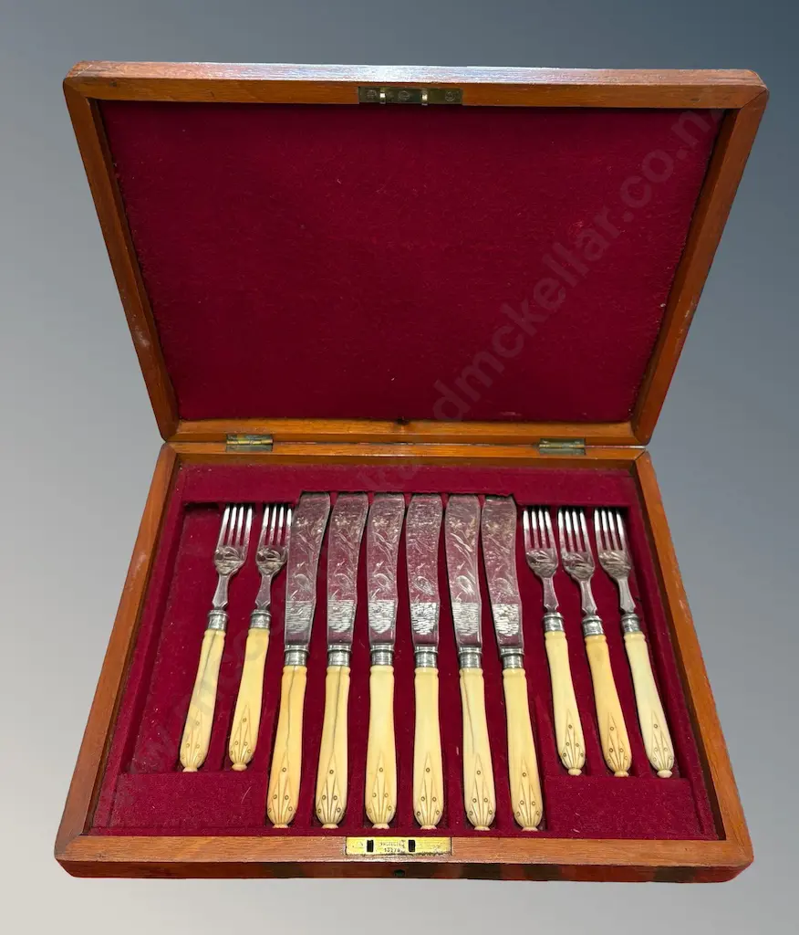 Cased Bone Handled Fish Knives and Forks with Engraved Heron (one missing) Image 1++