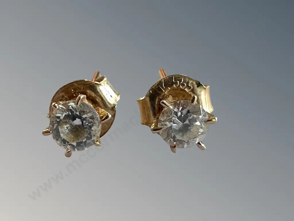 Pair of 14ct Gold Studs, TW1.0gms Image 1++
