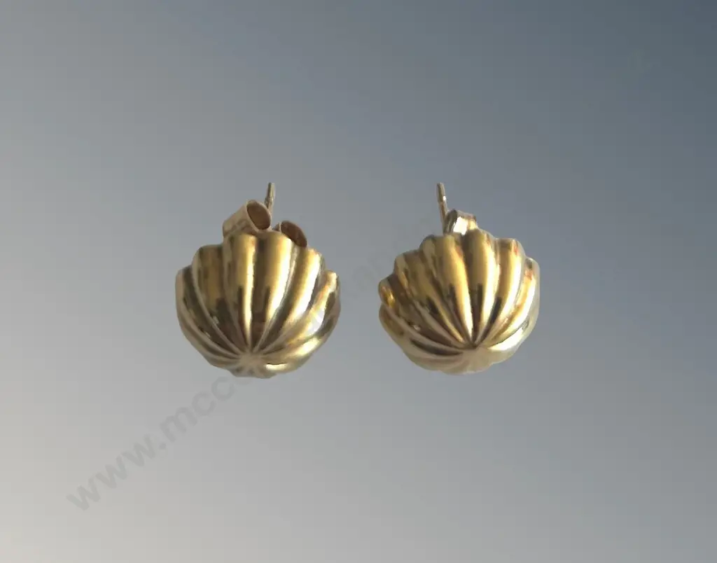 Pair of 9ct Gold Scalloped Earrings, TW.9gms Image 1++