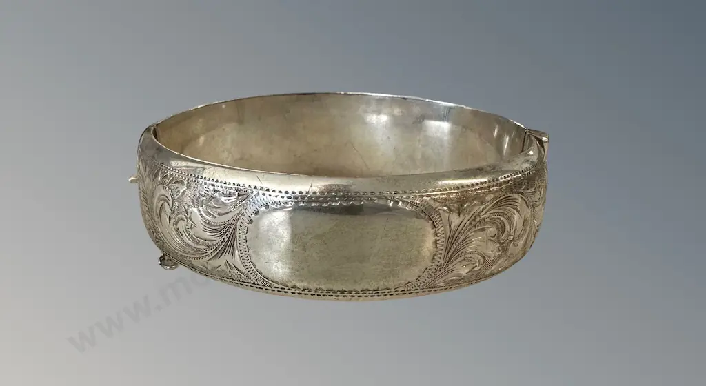 Sterling Silver Embossed Snap Bangle TW36.1gms Image 1++