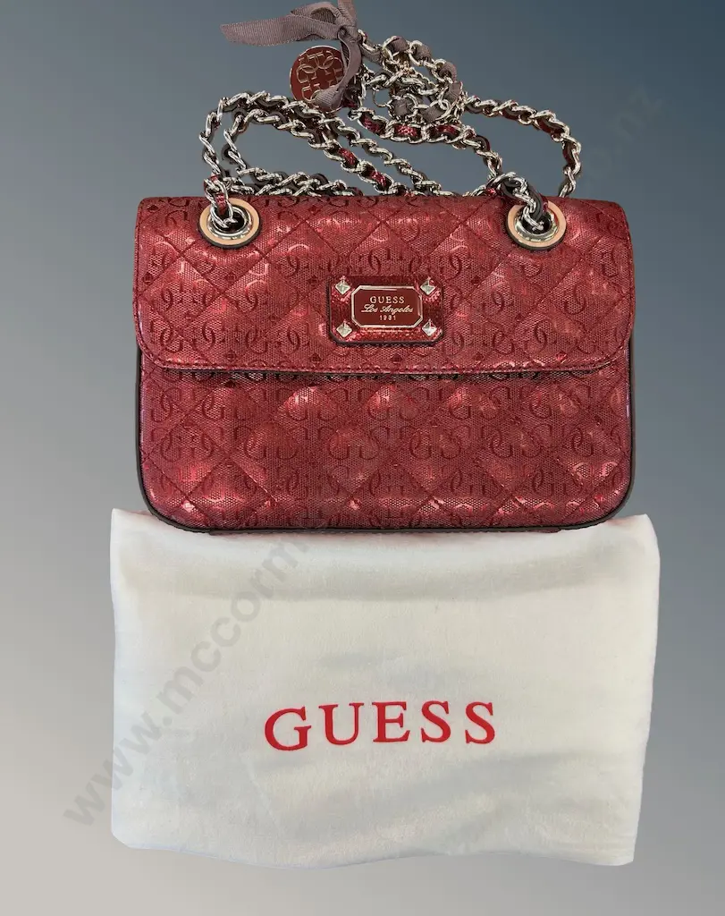 Guess 'Los Angeles' quilted shoulder bag with a chain strap and dust bag Image 1++