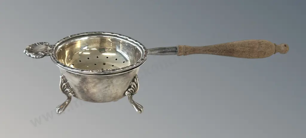 Sterling Silver Tea Strainer with Wooden Handle and Stand, TW93gms Image 1++