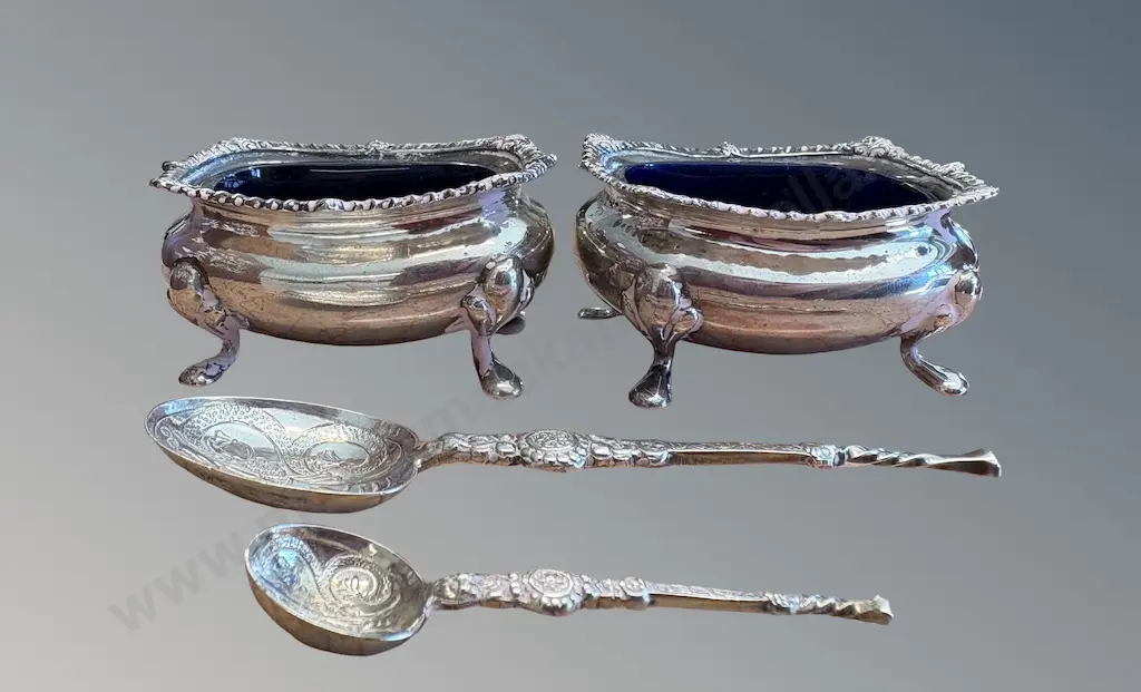 Pair of Sterling Silver Footed Open Salts with Blue Liners and Two Spoons, TW74gms (without liners) Image 1++
