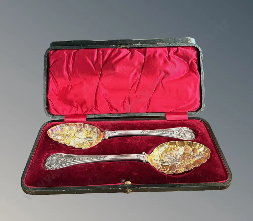Leather Cased Set of Silver Berry Spoons Image 1++